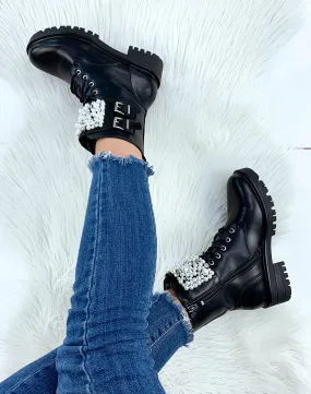 Bottines noires ornées de multiples perles