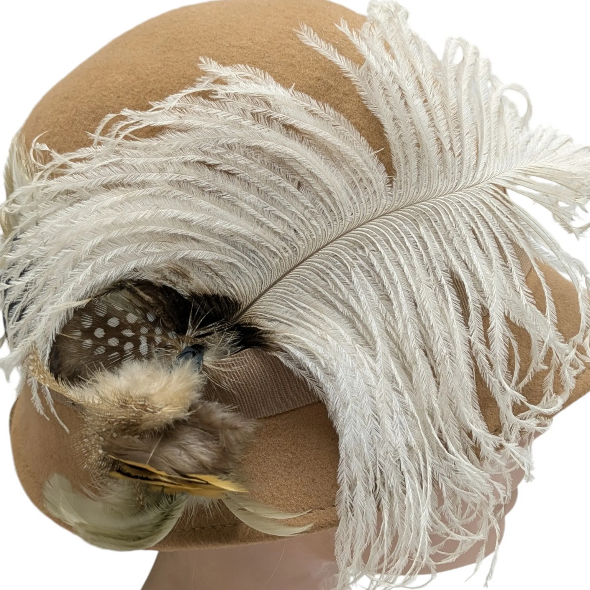 Chapeau cloche Lafayette Accessoires T 53/54 cm en laine camel avec plumes