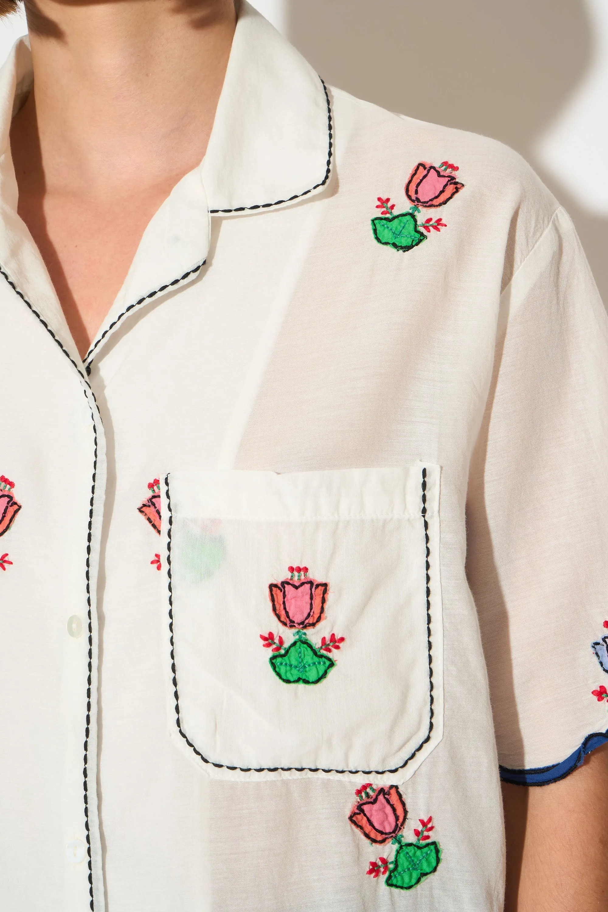 Chemise coupe large brodée dans une mousseline de coton