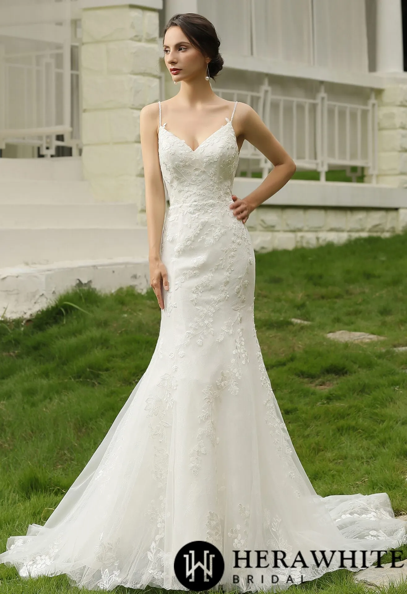 Robe de mariée ajustée à bretelles spaghetti avec perlage