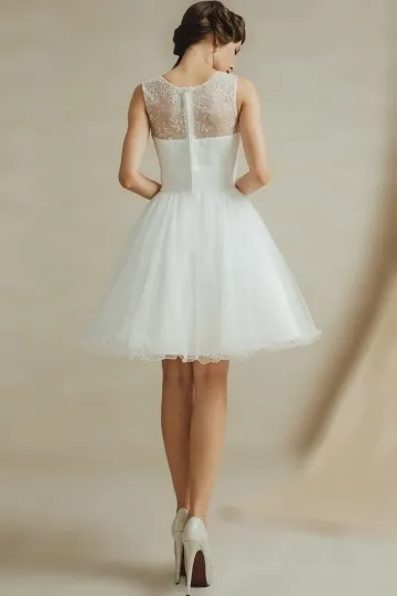 Robe patineuse pour soirée à encolure brodée délicatement