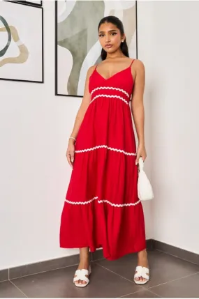 Robe à bretelles rouge et coutures en vagues blanches