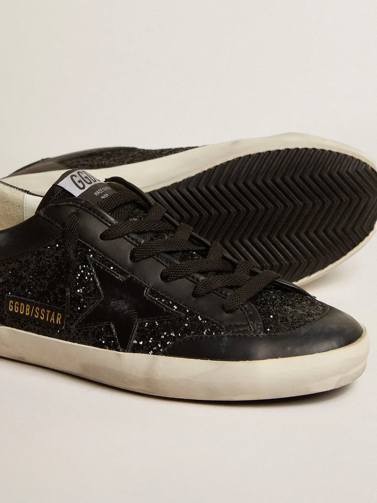 Super-Star en cuir nappa et paillettes noirs avec étoile en cuir brillant noir | Golden Goose