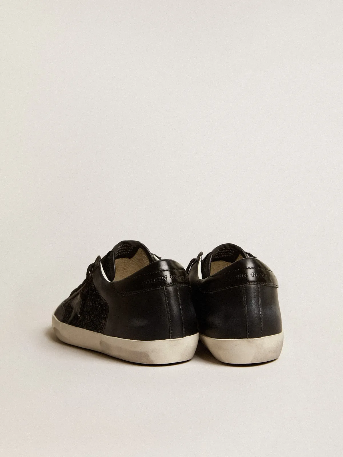 Super-Star en cuir nappa et paillettes noirs avec étoile en cuir brillant noir | Golden Goose