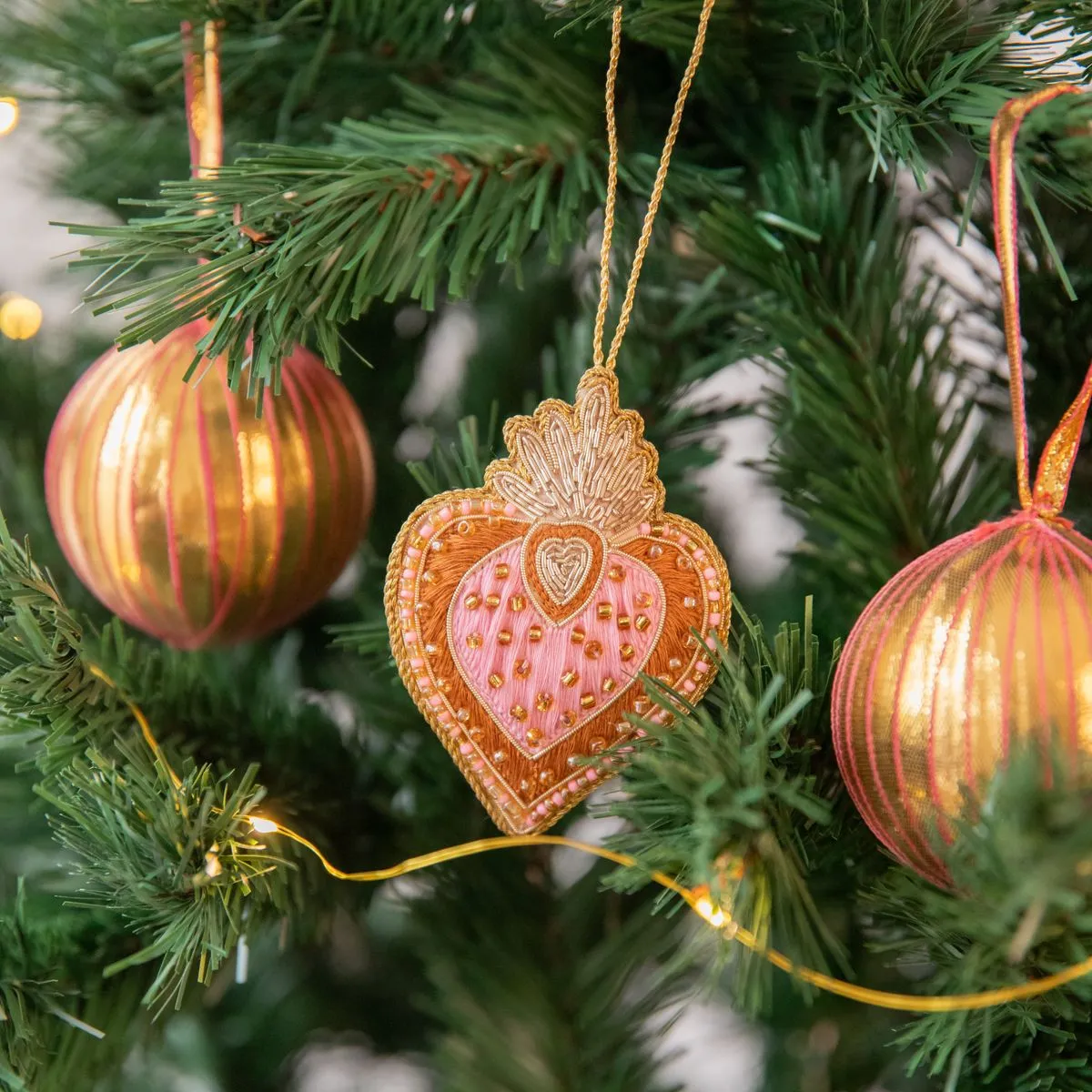 Suspension de Noël broderie cœur ex-voto rose Pondie Chérie - Le petit Souk